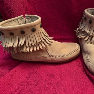 Minnetonka Womens Double Fringe Suede Side Zip Tan Moccasin Boots *8.5*